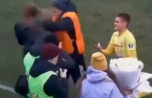 Moment nemaivăzut pe terenul de fotbal: un steward aproape că a distrus o cerere în căsătorie! A bruscat-o pe iubita unui fotbalist