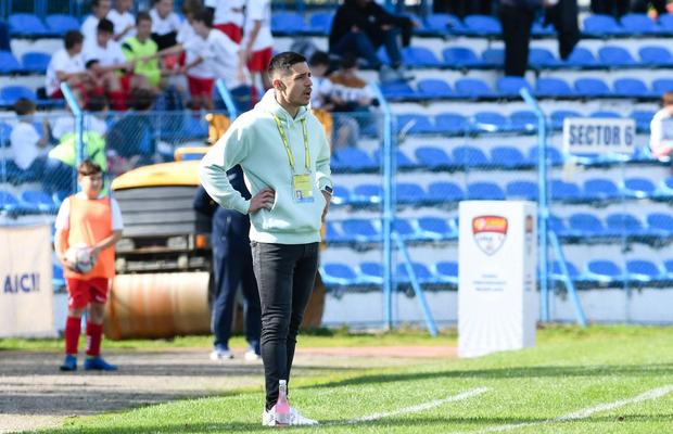Unul dintre cei mai apreciați antrenori din Liga a doua vorbește despre ofertele din Superliga și spune cum ar gestiona relația cu un patron care se bagă la echipă