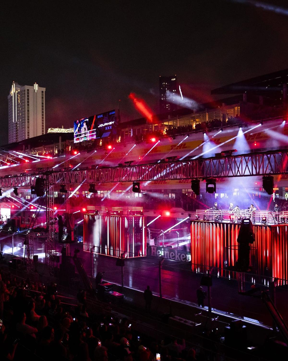 Ceremonie spectaculoasă înaintea primului Mare Premiu din Las Vegas după 40 de ani » Verstappen n-a fost impresionat: „Mă face să arăt ca un clovn”