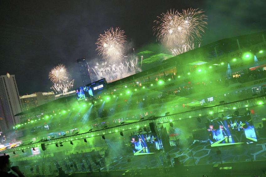 Americanii au celebrat cu fast ceremonia de deschidere a marelui premiu de Formula 1, organizat în Las Vegas. Este prima cursă de Formula 1 organizată în metropola din statul Nevada după o pauză de 40 de ani.