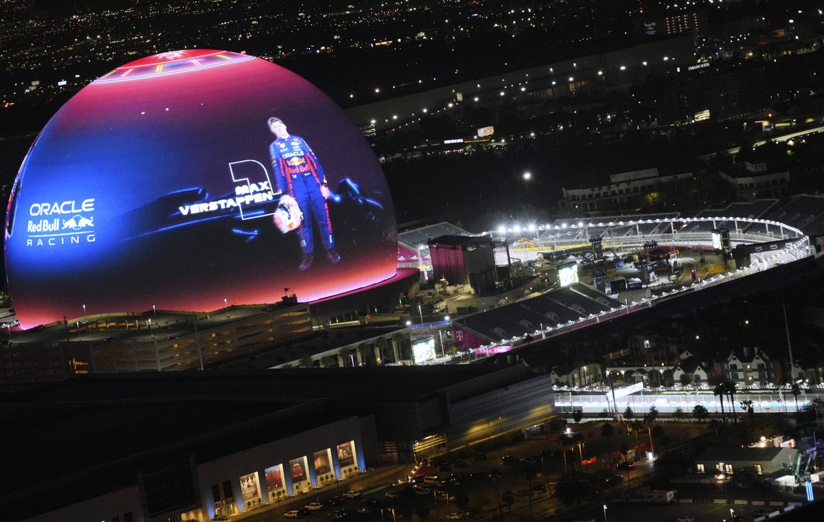 Ceremonie spectaculoasă înaintea primului Mare Premiu din Las Vegas după 40 de ani » Verstappen n-a fost impresionat: „Mă face să arăt ca un clovn”