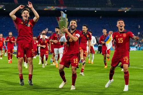 Yeremy Pino (dreapta), alături de Gavi și Jordi Alba, cu trofeul Ligii Națiunilor Foto: Imago