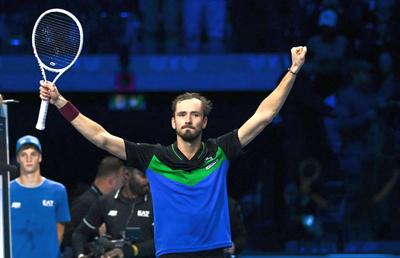 Daniil Medvedev, victorie după aproape două ore în fața lui Alexander Zverev » Rusul s-a calificat în semifinalele Turneului Campionilor