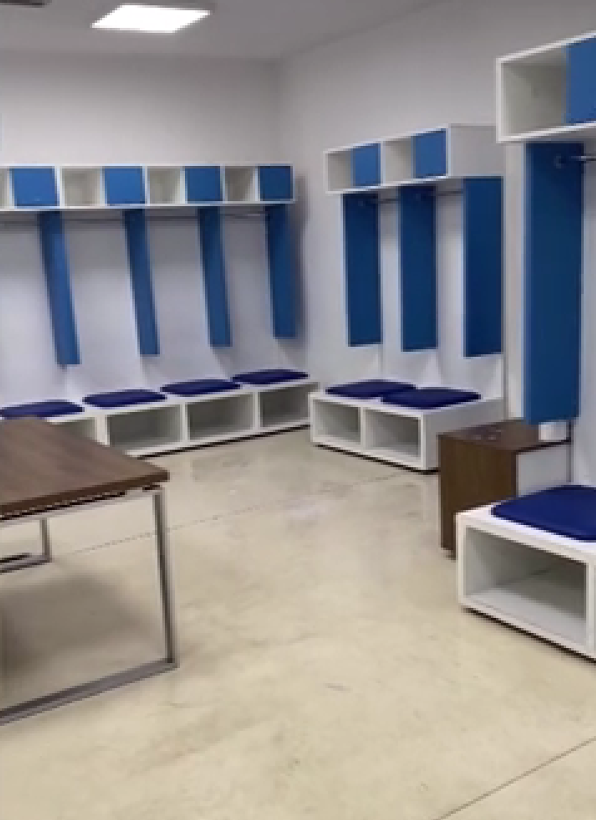 Vestiarul României la Priștina vs. Vestiarul lăsat de Kosovo pe Arena Națională