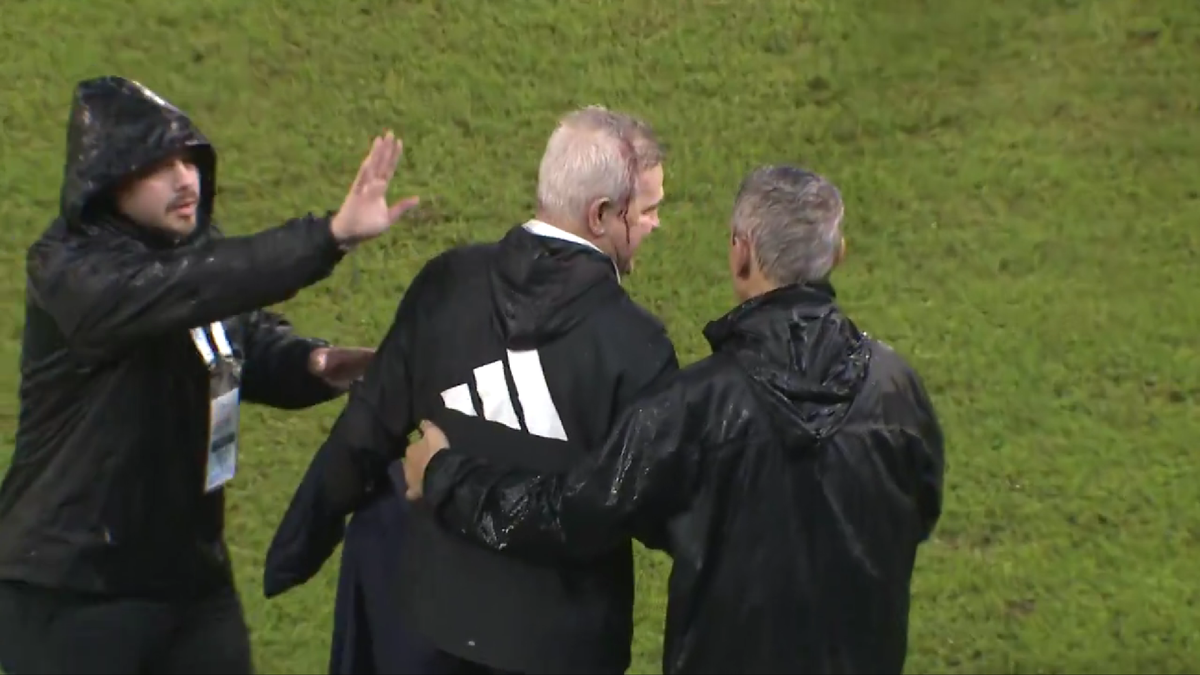 Javier Aguirre, umplut de sânge după ce a fost lovit în cap de o doză de bere în Honduras - Mexic