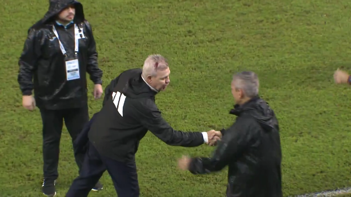 Javier Aguirre, umplut de sânge după ce a fost lovit în cap de o doză de bere în Honduras - Mexic