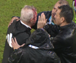 Javier Aguirre, umplut de sânge după ce a fost lovit în cap de o doză de bere în Honduras - Mexic // foto: Captură GSP
