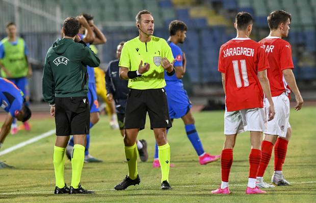 UEFA a anunțat cine va conduce România - Cipru: „N-am cum să-l uit pe Gică Hagi” » Tatăl „centralului” a arbitrat un meci istoric al echipei naționale