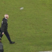 Javier Aguirre, umplut de sânge după ce a fost lovit în cap de o doză de bere în Honduras - Mexic // foto: Captură GSP