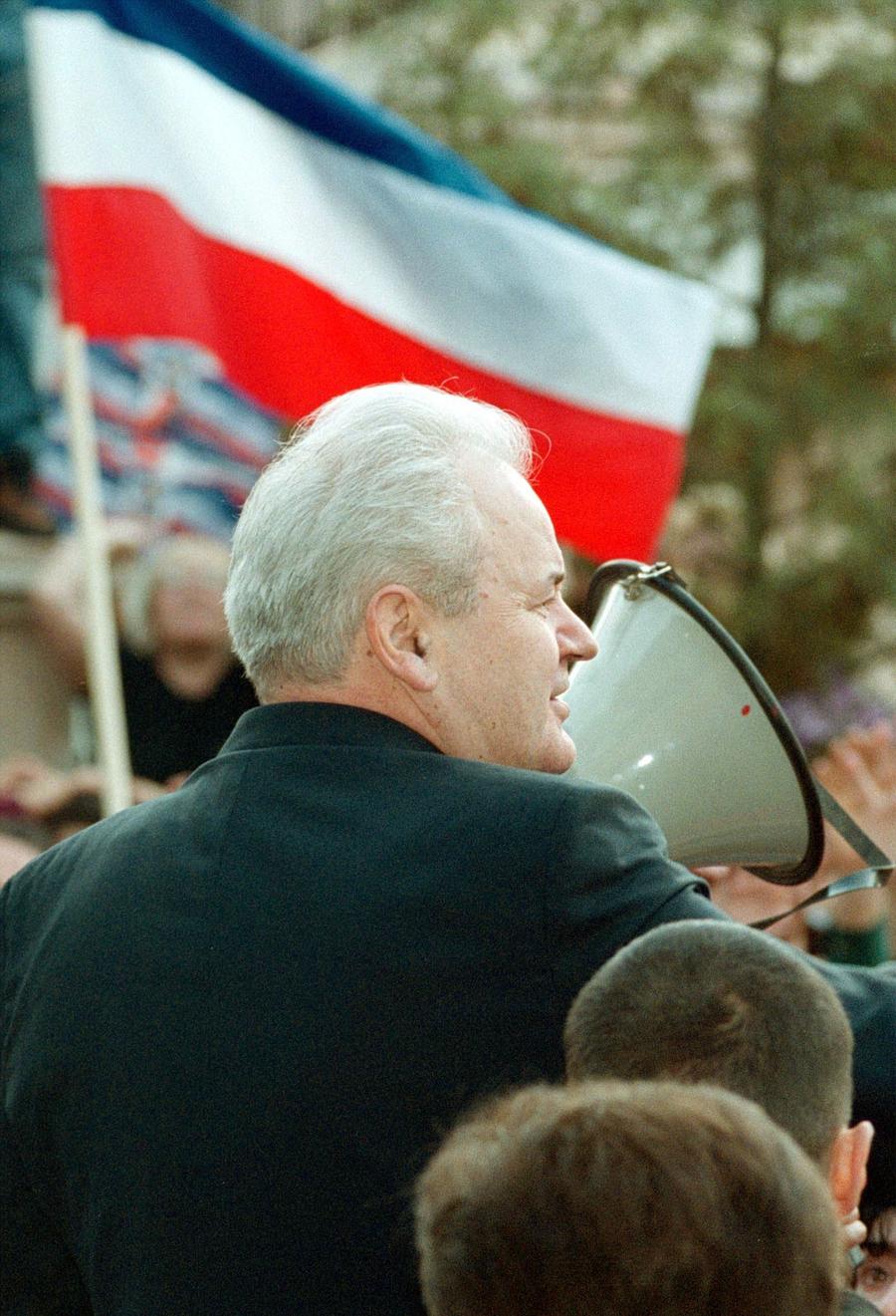 Slobodan Milošević a fost condamnat în mai 1999, în timpul războiului din Kosovo, de către Tribunalul Internațional al Națiunilor Unite pentru crime împotriva umanității FOTO: Getty Images Kosovo e Serbia? Ce spune un celebru istoric despre conflictul de secole dintre kosovari şi sârbi