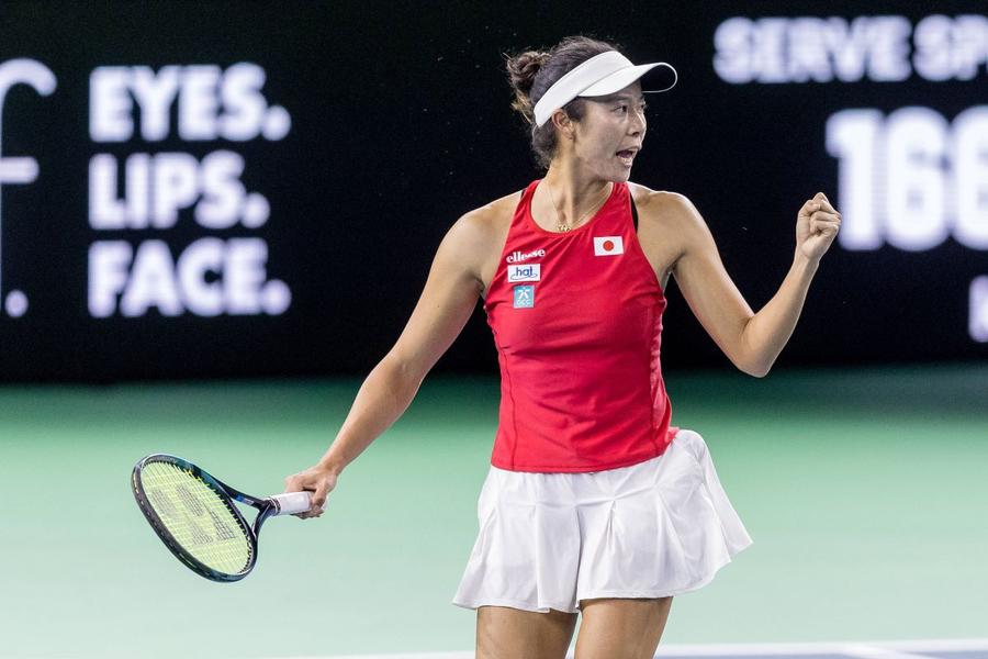 Ena Shibahara sărbătorind un punct câștigat la BJK Cup Finals Foto: Imago Învingătoarea lui Jaqueline Cristian a continuat să impresioneze la Billie Jean King Cup Finals » Un caz rar de trecere de la dublu la simplu în tenisul feminin