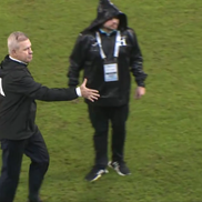 Javier Aguirre, umplut de sânge după ce a fost lovit în cap de o doză de bere în Honduras - Mexic // foto: Captură GSP