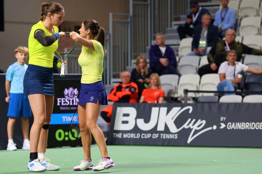 Mara Gae și Monica Niculescu Foto: Imago Images România - Polonia 0-3 în play-off-ul Billie Jean King Cup 2026, „tricolorele” vor juca în 2026 în Grupa I Europa/Africa » Victorii pe linie pentru Swiatek și colegele ei