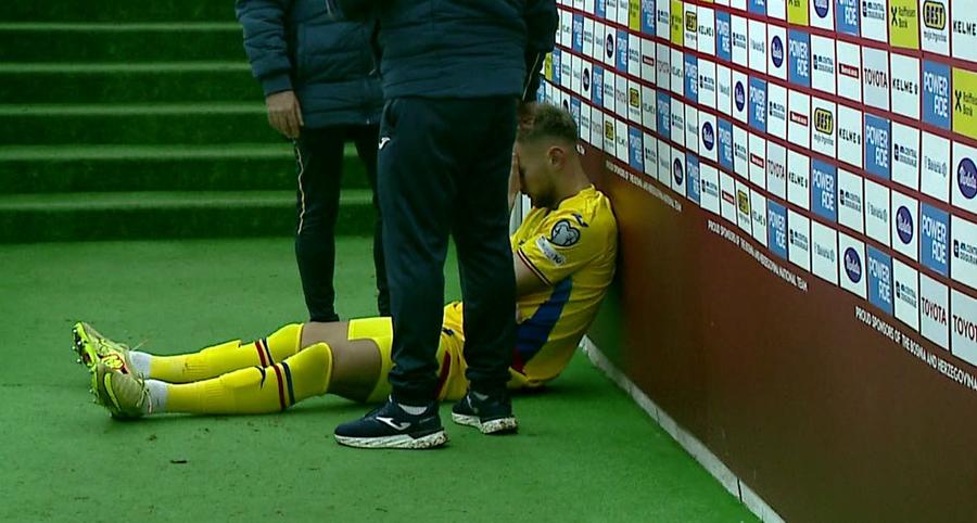 Denis Drăguș, imaginea dezamăgirii după cartonașul roșu de la Zenica / Foto: captură Primasport A venit verdictul de la FIFA pentru România după incidentele provocate de fani la Zenica + Ce s-a decis în privința suspendării lui Drăguș