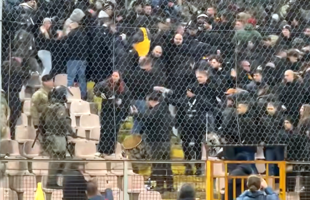 Imagini dure! Fanii români au fost bătuți de Armată în Bosnia » Motivul care a generat haosul în peluză