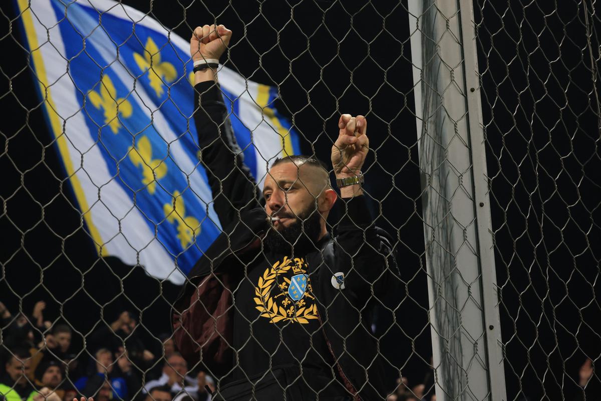 Imagini revoltătoare afișate de bosniaci la meciul cu România