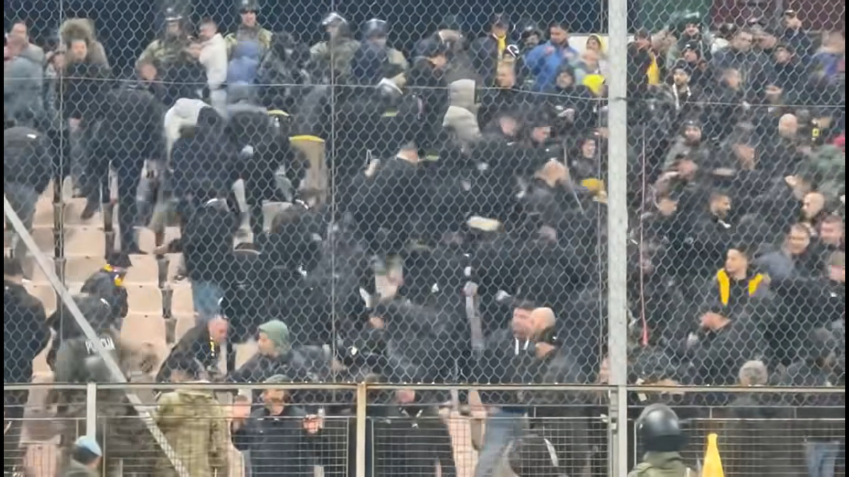 Imagini dure! Fanii români au fost bătuți de Armată în Bosnia » Motivul care a generat haosul în peluză
