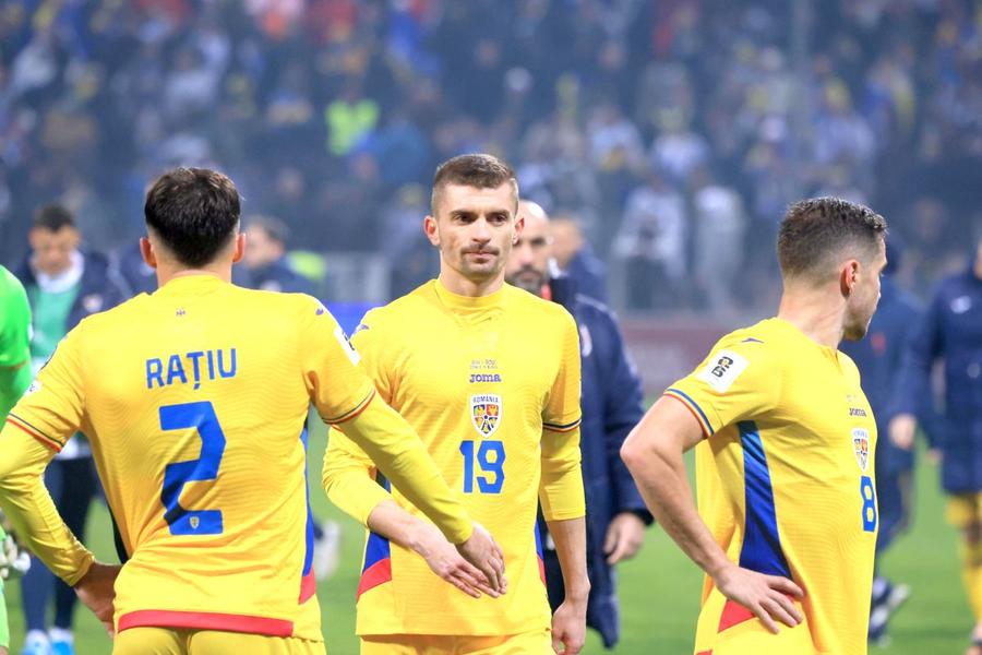 „Tricolorii” au plecat de la Zenica cu capetele plecate după eșecul cu Bosnia din finalul campaniei pentru Mondiale // FOTO: Ionuț Iordache (GSP.ro) „Fotbalistul Anului”, Andrei Rațiu, interviu de gală la Madrid: „Nu sunt arogant. Sunt doar timid” + „Vini jr. cel mai incomod? Nu! El e mult mai electrizant!”