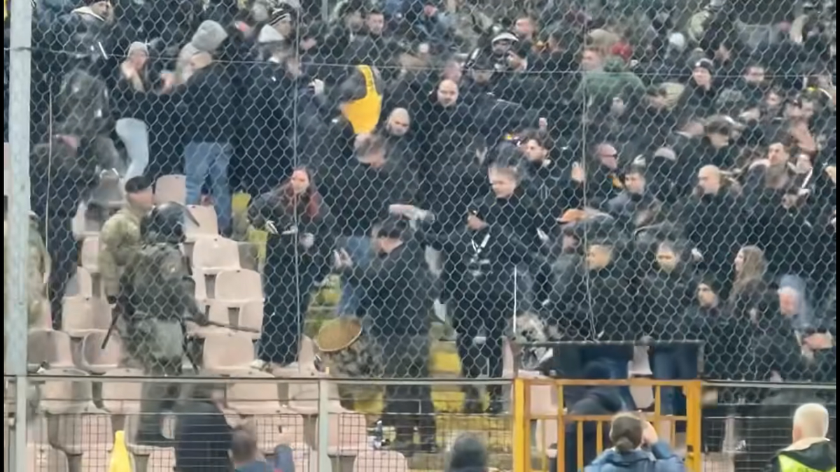 Imagini dure! Fanii români au fost bătuți de Armată în Bosnia » Motivul care a generat haosul în peluză