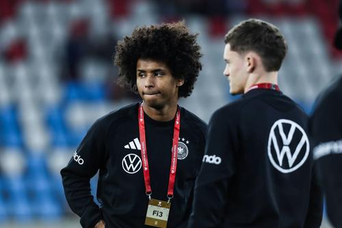 Karim Adeyemi, suspendat pentru meciul din preliminarii cu Luxemburg, discută cu Florian Wirtz / Foto: Imago