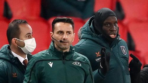 Sebastian Colțescu și Demba Ba la meciul PSG - Bașakșehir