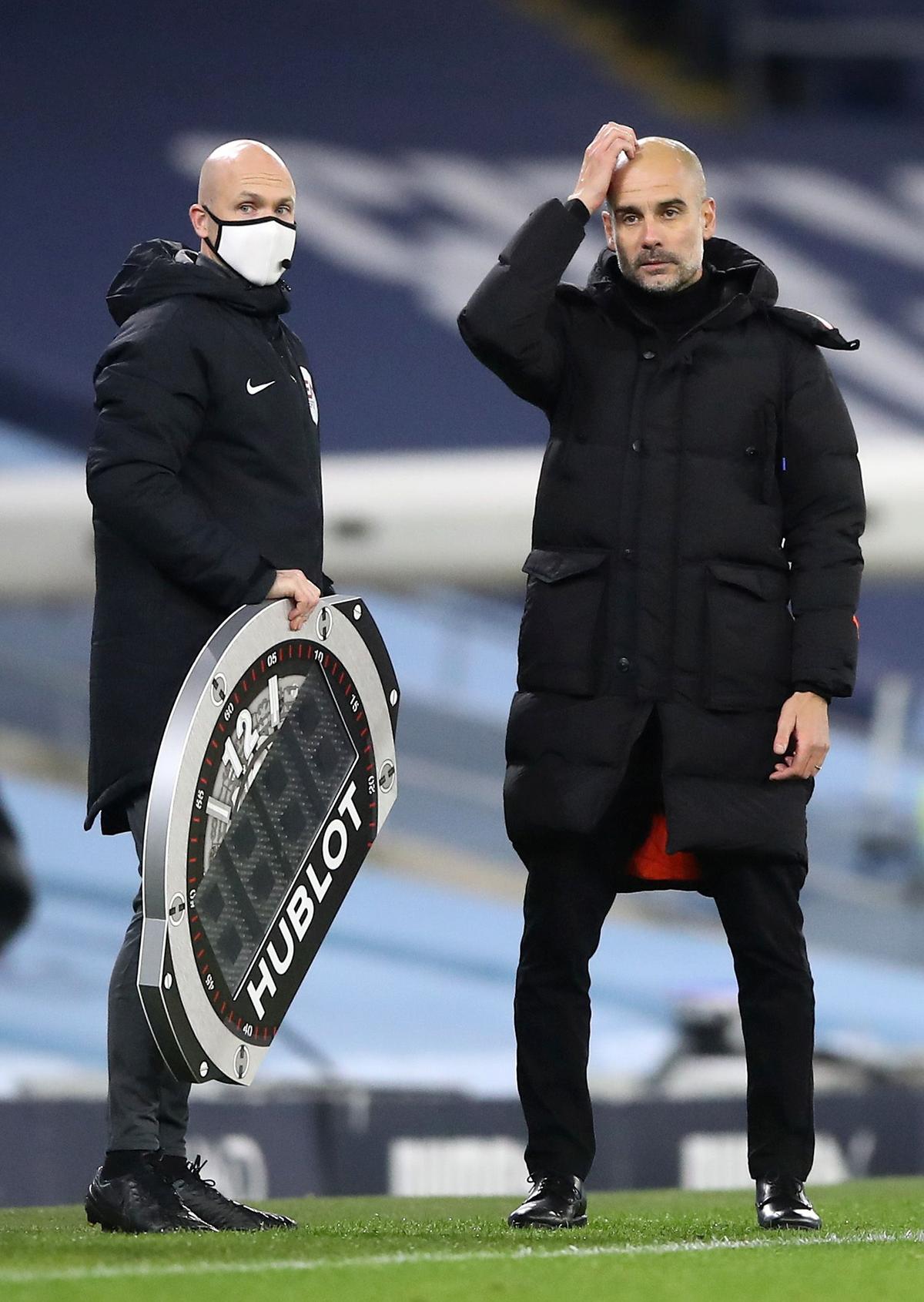 Pep Guardiola, moment de disperare în Manchester City - WBA! L-a implorat pe arbitru să mai prelungească meciul
