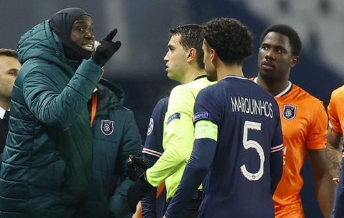 Demba Ba (35 de ani), atacantul lui Bașakșehir, a dezvăluit că Thomas Tuchel (47), antrenorul lui PSG, a dat vina pe formația din Turcia pentru incidentul petrecut în Liga Campionilor în urmă cu două săptămâni.