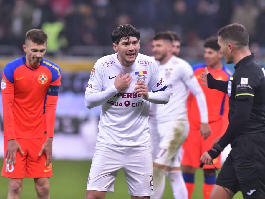 Cristian Săpunaru a protestat vehement, dar arbitrul Istvan Kovacs a fost îngăduitor cu el Foto: Imago Luat de apă