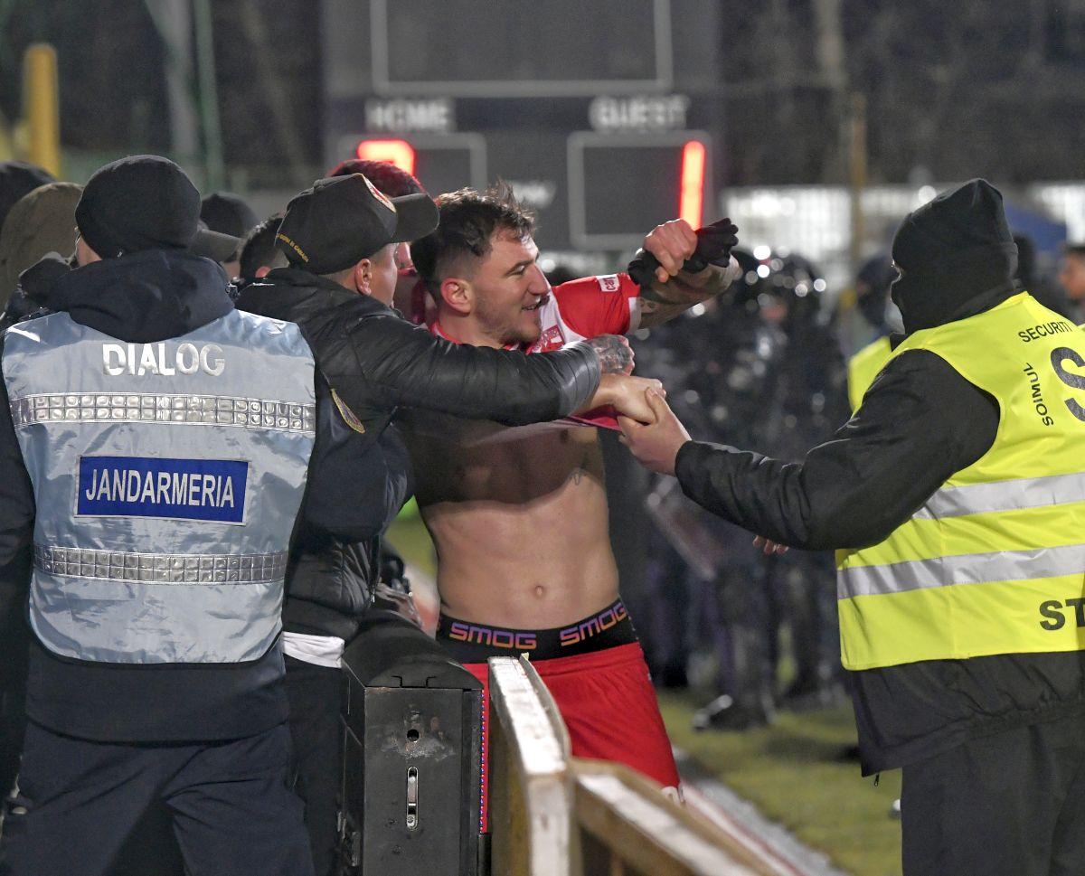Ședință în benzinărie » Ultimele informații de la Dinamo: au bătut cu pumnii în geam, Rednic a înfruntat fanii