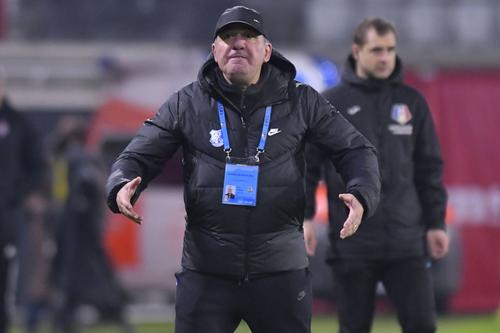 Farul - CFR Cluj 0-2. Gică Hagi, antrenorul gazdelor, a acuzat superficialitatea echipei sale în fața porții.