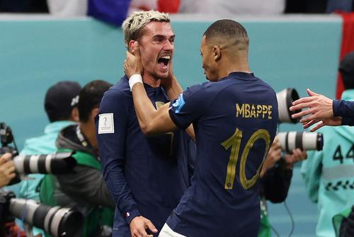 Antoine Griezmann (31 de ani), care a oferit trei assisturi la acest Campionat Mondial, a fost distribuit într-un alt rol de Didier Deschamps, fiind desemnat MVP-ul semifinalei cu Maroc