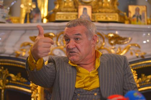 Gigi Becali, patronul FCSB, a vorbit cu Mihai Pintilii, antrenorul de facto al roș-albaștrilor, despre problemele echipei la fazele fixe. Ca urmare a unui moment static, vicecampioana a primit gol aseară de la CFR Cluj (0-1).