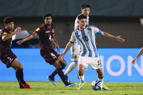 Xavi Hernandez (43 de ani), antrenorul Barcelonei, a recunoscut că Claudio Echeverri (17 ani), mijlocașul ofensiv de la River Plate, se află pe lista catalanilor. foto: Imago Images