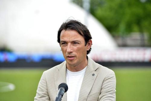 George Ogăraru (43 de ani), cel care coordonează Academia celor de la CSA Steaua, a postat un mesaj din care reiese că îl îndeamnă pe antrenorul Daniel Oprița (42 de ani) să promoveze mai mulți juniori crescuți în propria pepinieră.