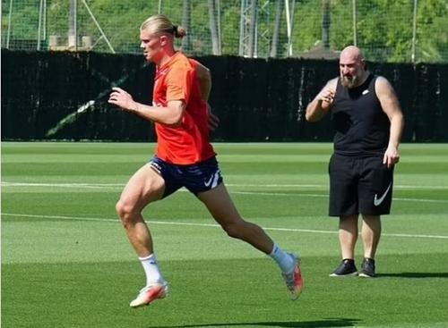 Erling Haaland s-a dat pe mâna specialistului libanez // Foto: Instagram