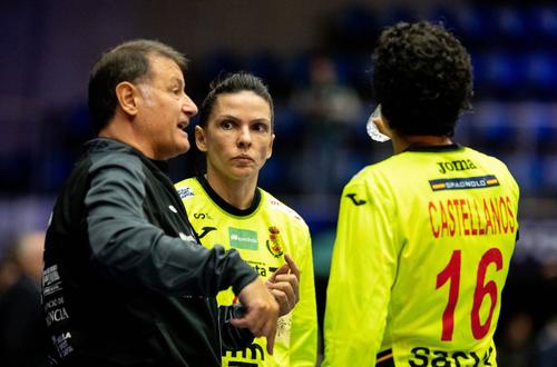 Darly Zoqbi de Paula (în centru), la Campionatul Mondial de handbal feminin. Foto: Imago