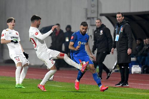 Mijlocașul Baba Alhassan (23 de ani) a cerut să plece în vacanță chiar înaintea meciului pe care Hermannstadt îl joacă împotriva FCSB-ului. În aceeași situație se află și Luis Phelipe (22 de ani), extrema Iașiului. Ambii au fost cumpărați de Gigi Becali.
