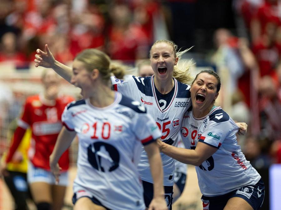 „E cea mai bună din lume, ea este regina Henny Reistad!” » A înscris golul calificării Norvegiei în finala Campionatului Mondial și e ridicată în slăvi de colege