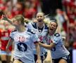 Stine Oftedal, Henny Reistad și Nora Mork sărbătorind victoria Foto Imago