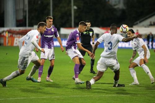 Eduard Florescu (primul din dreapta) de la FC Botoșani afirmă că jucătorii sunt de vină pentru criza moldovenilor / foto: Ionuț Tăbultoc