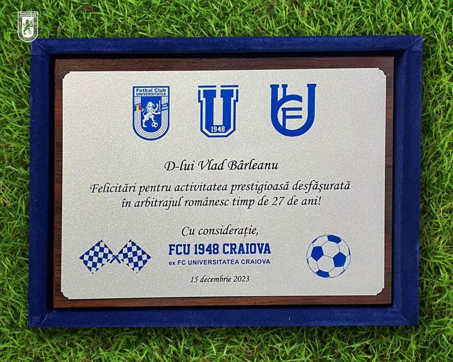 FCU Craiova i-a oferit asistentului Vlad Bârleanu o placheta la retragerea din arbitraj Moment special înainte de FC Voluntari - FCU Craiova » S-a retras și a fost premiat pentru întreaga activitate