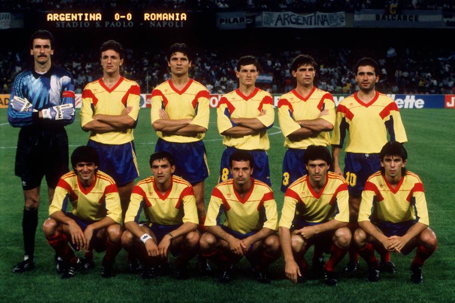 Hagi, sus dreapta, și Rednic, mijloc jos, înaintea meciului cu Argentina de la World Cup 1990 Duelul titanilor » De când nu l-a mai învins Rednic pe Hagi