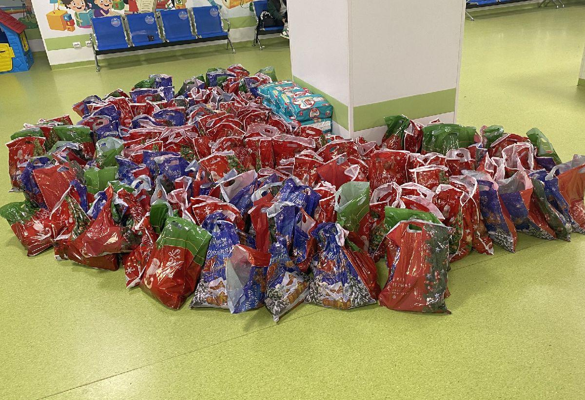 Suporterii lui Poli Iași au mers la spital și au donat sute de pachete copiilor aflați în suferință