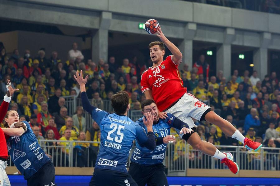 Demis Grigoraș în meciul echipei sale de club, Benfica Lisabona, cu Rhein-Neckar Loewen din EHF European Cup Foto Imago Naționala masculină de handbal, cantonament pentru EURO 2024 cu pomana porcului și antrenamente de 5 ore