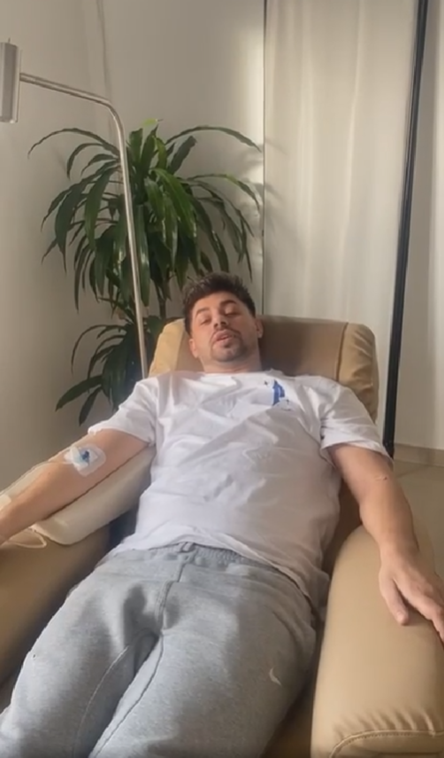 Tony Kanalos în timpul unei ședințe de tratament. Foto: captură video Facebook Drama lui Tony Kanalos, fost coleg al lui Ianis Hagi și Andrei Rațiu la naționala U17/U18 a României: „Voi mai merge cu greu maximum cinci ani, apoi cad la pat, spre moarte” + Licitație de tricouri pentru transplant cu celule stem