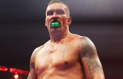 Înaintea duelului cu Tyson Fury, Oleksandr Usyk a primit o scrisoare emoționantă de pe frontul din Ucraina: „Ne uităm la toate luptele tale”