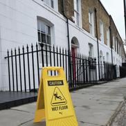 Indicatoare cu „Atenție, podea umedă” au împânzit Londra / Foto: X