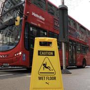 Indicatoare cu „Atenție, podea umedă” au împânzit Londra / Foto: X