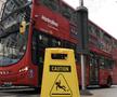 Indicatoare cu „Atenție, podea umedă” au împânzit Londra / Foto: X