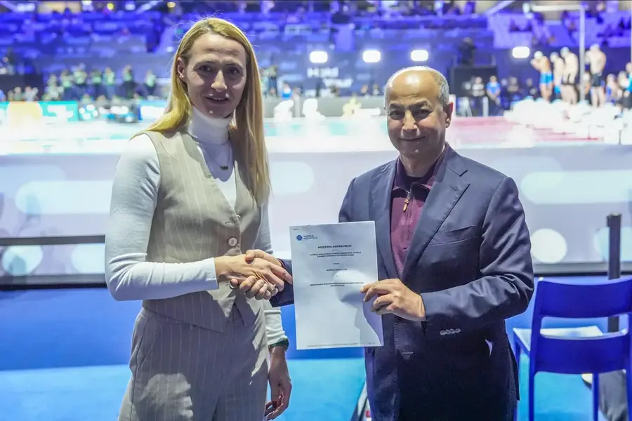 Camelia Potec și Husain Al-Musallam, președintele World Aquatics, după semnarea acordului de organizare FOTO World Aquatics România a fost aleasă drept gazda unei competiții majore de înot în 2025